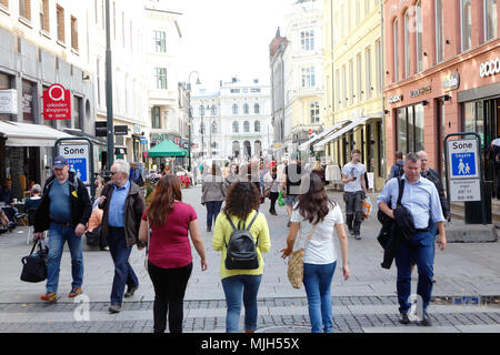 Oslo, Norvegia - 16 Settembre 2016: la gente camminare la Oslo main street Karl Johans gate. Foto Stock