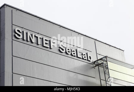 Trondheim, Norvegia - 30 Settembre 2016: Esterno del Sintef Sealab edificio con logo nel porto di Trondheim, Norvegia. Foto Stock