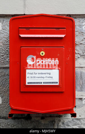 Trondheim, Norvegia - 30 Settembre 2016: Close up norvegese rosso post box azionato dal norvegese servizio postale Posten. L'etichetta bianca indica Foto Stock