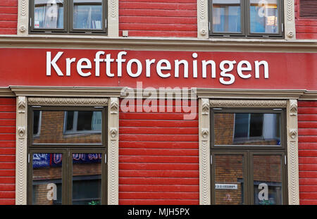 Trondheim, Norvegia - 30 Settembre 2016: esterno muro rosso con un segno per il norvegese Cancer Society (Kreftforeningen) ufficio situato all'indirizzo Foto Stock