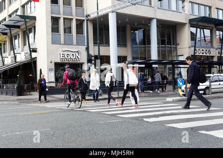 Trondheim, Norvegia - 30 Settembre 2016: pedoni che attraversano la strada Prinsens gate ad un crosswalk nel centro della citta'. Foto Stock