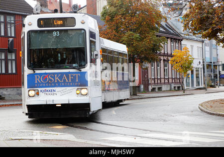 Trondheim, Norvegia - 30 Settembre 2016: un articolato in tram in servizio sulla linea 1 girare a sinistra da Kongens gate in St. Olof's gate nella città di Trondheim ce Foto Stock