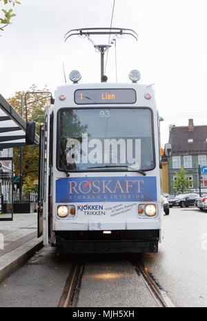 Trondheim, Norvegia - 30 Settembre 2016: vista frontale di un tram linea servining 1 con destionation Lian al capolinea sulla St Olavs gate nel Tronndhe Foto Stock