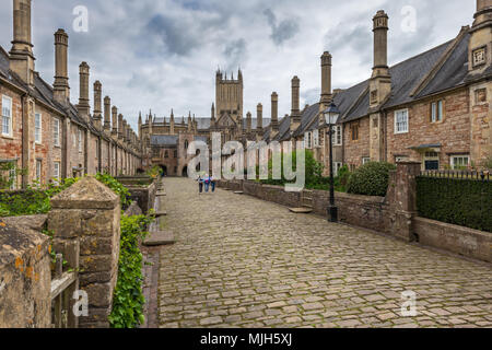 Vicari' vicino a Wells Somerset, vista guardando verso la catena di gate, è sostenuto di essere la più antica puramente strada residenziale con edifici originali Foto Stock