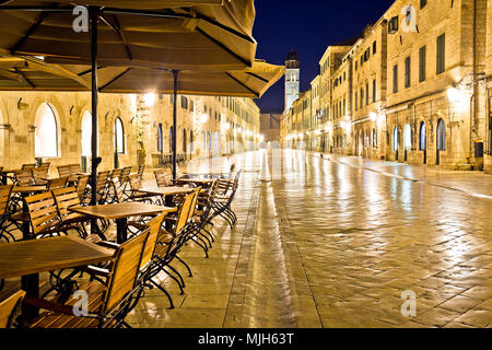 Famosa Stradun street e cafe a Dubrovnik vista notturna, Dalmazia regione della Croazia Foto Stock