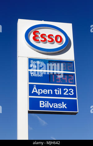 Elverum, Norvegia - 3 Ottobre 2016: bianco rosso e blu pubblicità segno di esso la benzina alla stazione di servizio compresi i prezzi e ore di apertura con un bl Foto Stock