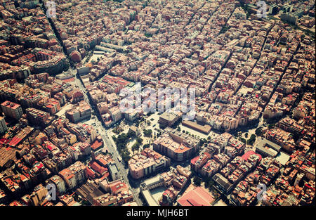 Vista di Sants-Montjuic quartiere residenziale da elicottero. Barcellona Catalogna Foto Stock