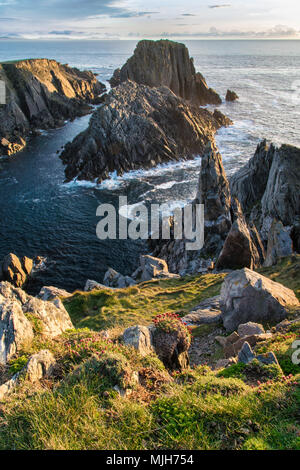 Questa è una foto di scogliere sul mare e la costa rocciosa a Malin Head in Irlanda. Questa era la posizione della pellicola dell'ultimo film Star Wars Foto Stock