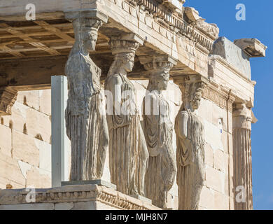 Portico delle cariatidi, parte dell'Eretteo greco antico tempio dedicato ad Atena e Poseidone, sul lato nord dell'Acropoli di Atene, Grecia Foto Stock