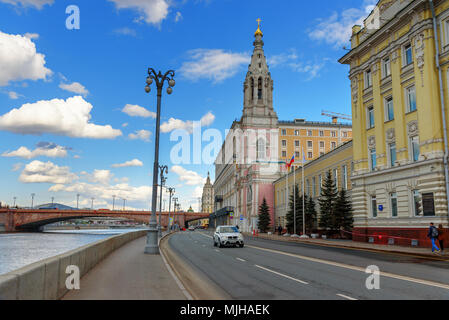 Mosca, Russia - 27 Aprile 2018: Vista di Sofiyskaya Embankment e Bolshoy Moskvoretsky Bridge Foto Stock