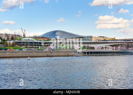 Mosca, Russia - 27 Aprile 2018: vista sul parco Zaryadye da Bolshoy Moskvoretsky Bridge nel centro della città di Mosca Foto Stock