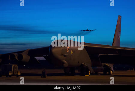 Un U.S. Air Force B-52H Stratofortress, assegnato al ventesimo bomba Expeditionary Squadron, distribuito dalla Barksdale Air Force Base, La., decolla come un altro sta parcheggiato a Royal Australian Air Force (RAAF) Base Darwin, in Australia, 2 aprile 2018. I DUE STATI UNITI Air Force aereo arrivati alla piccola base in Australia settentrionale Marzo 29, per supportare la aria arricchita d'iniziativa di cooperazione, promuovendo la formazione reciproca combattimenti tra le due forze aeree. L'esercizio compresa una vasta gamma di esercizi e attività di formazione tra Australia e Stati Uniti personale di volo, il terminale comune di controllo attacco Foto Stock