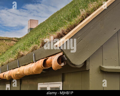 Dettaglio di un tradizionale di erba o di sod con tetto di edificio di legno in Torshavn, Isole Faerøer, mostrante la costruzione. Foto Stock