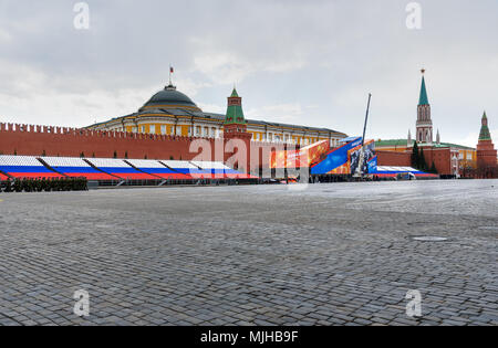 Mosca, Russia - 27 Aprile 2018: la piazza rossa con decorazioni, la preparazione per il 9 di maggio la Giornata della Vittoria Foto Stock