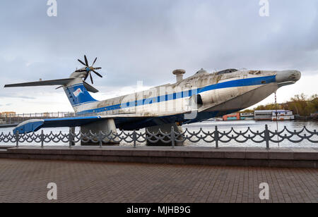 Mosca, Russia - 27 Aprile 2018: ekranoplan sovietica A-90 (Orlyonok Eaglet) sul serbatoio di Khimki nel museo della marina Foto Stock