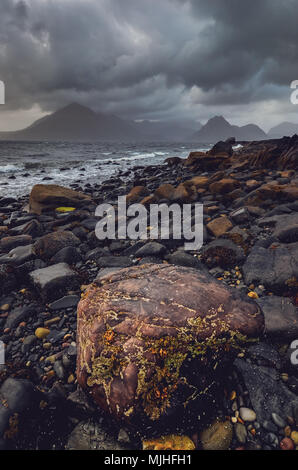 Drammatico paesaggio litorale vista di rocce e Cullin hills, Scotland, Regno Unito Foto Stock