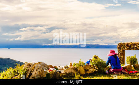 Vista sulla donna indigena su Isla del Sol dal lago Titicaca - Bolivia Foto Stock