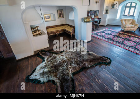Il camino in biblioteca e sala musica nel Castello di Bran, Romania chiamato 'Dracula Castello dell', casa di carattere del titolo in Bram Stoker's 'Dracula" nuovo Foto Stock