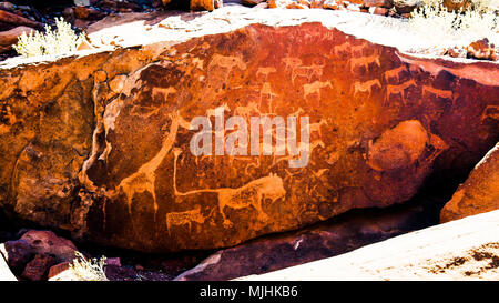 Petroglifi preistorici a Twyfelfontein sito archeologico in Namibia Foto Stock