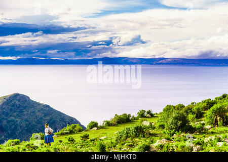 Vista sulla donna indigena su Isla del Sol dal lago Titicaca - Bolivia Foto Stock