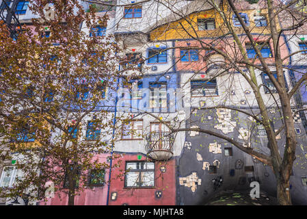 Hundertwasserhaus - la famosa casa di appartamenti a Vienna, Austria, vista da Kegelgasse street Foto Stock