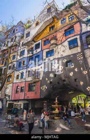 Hundertwasserhaus - la famosa casa di appartamenti a Vienna, in Austria Foto Stock