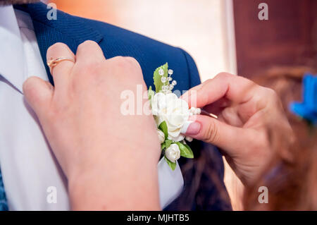 Gli ospiti gettando coriandoli sopra la sposa e lo Sposo ad un matrimonio civile, indiana, figlia Foto Stock