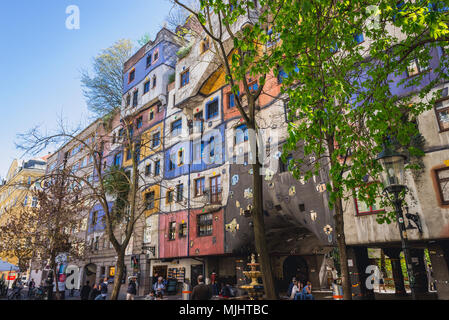 Hundertwasserhaus - la famosa casa di appartamenti a Vienna, Austria, vista da Kegelgasse street Foto Stock