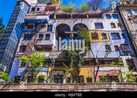 Hundertwasserhaus - la famosa casa di appartamenti a Vienna, Austria, vista da Loewengasse street Foto Stock