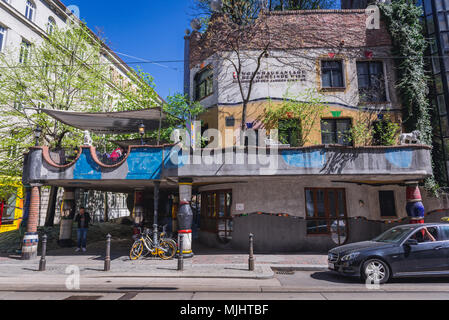 Hundertwasserhaus - la famosa casa di appartamenti a Vienna, Austria, vista da Loewengasse street Foto Stock