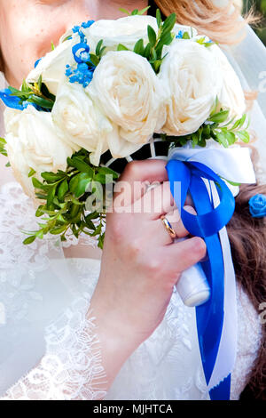 Gli ospiti gettando coriandoli sopra la sposa e lo Sposo ad un matrimonio civile, indiana, figlia Foto Stock