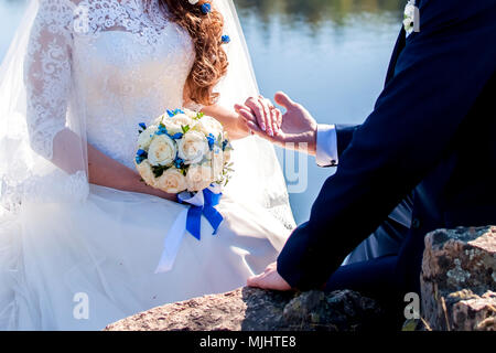 Gli ospiti gettando coriandoli sopra la sposa e lo Sposo ad un matrimonio civile, indiana, figlia Foto Stock