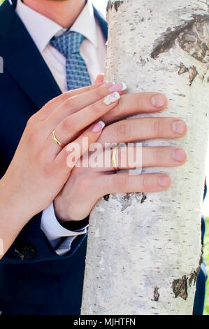 Gli ospiti gettando coriandoli sopra la sposa e lo Sposo ad un matrimonio civile, indiana, figlia Foto Stock