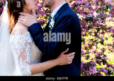 Gli ospiti gettando coriandoli sopra la sposa e lo Sposo ad un matrimonio civile, indiana, figlia Foto Stock