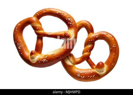 Tedesco pretzel morbidi. Due tedesche pane pretzel su uno sfondo bianco. Foto Stock