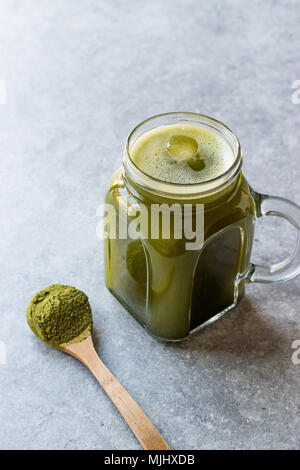 Il freddo ghiacciato Matcha tè in Mason Jar con ghiaccio. Bevanda estiva. Foto Stock