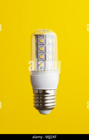 Risparmio energetico a led smd lampadina luce su sfondo giallo Foto Stock