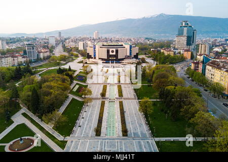 Il palazzo nazionale della cultura e del parco circostante e degli edifici in Sofia Bulgaria Foto Stock