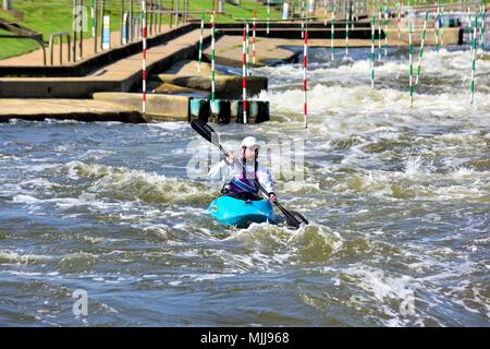 White water rafting corso Nazionale Centro di sport acquatici Holme Pierrepont Nottingham England Regno Unito Foto Stock