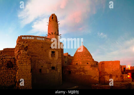 Vista esterna di Al-Qasr città vecchia e la moschea di Dakhla Oasis, Egitto Foto Stock