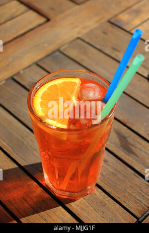 Un bicchiere di Aperol Spritz, la rinfrescante drink italiano originario di Padova. Foto Stock