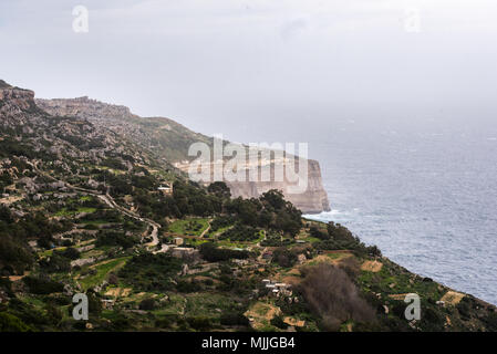 Dingli Cliffs, Malta - 4 Gennaio 2018: la bella vista Dingli Cliffs sono il punto più alto di Malta con 253 m sopra il livello del mare. Foto Stock