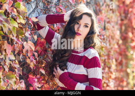 Autunno ritratto di donna. La bellezza del modello di Moda ragazza con autunnale di make up e lo stile dei capelli. Caduta Foto Stock