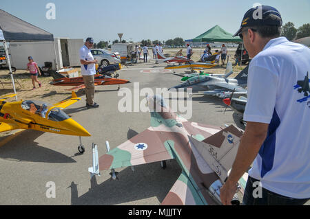 Aeromodelli telecomandati dimostrazione presso l'IAF Air Show, Haifa, Israele Foto Stock