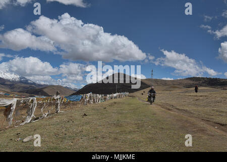 Khampa cowboy a cavallo sulle praterie Tagong, Sichuan, in Cina Foto Stock