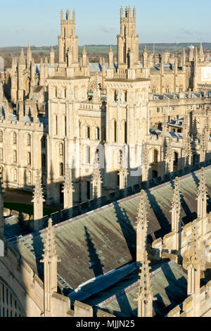 Oxford, Regno Unito - 3 Gen, 2010: iconico guglie del Collegio di tutte le anime dei fedeli defunti, di Oxford, fu fondata da Enrico VI e Henry Chichele, ho Foto Stock