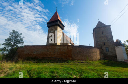 Chiesa fortificata nel villaggio di Brateiu, Transilvania, Romania Foto Stock