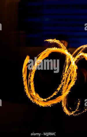 Fire ballerini Swing fire spettacolo di danza fire danza spettacolo uomo giocoleria con il fuoco. Foto Stock