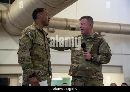 20th Annual Randy Oler Memorial Operation Toy Drop avvenne il 1 dicembre 2017 presso Pope Air Field, Carolina del Nord, organizzato dall'US Army Civil Affairs and Psychological Operations Command (Airborne). L'immagine d'archivio registra un maggior generale dell'esercito americano che rilascia un certificato di apprezzamento ad un paracadutista assegnato al 1st Battalion, 75th Regiment durante l'esercitazione aerea multinazionale. Foto Stock