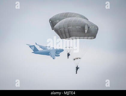 L'operazione Toy Drop è un'esercitazione aerea annuale condotta dall'esercito degli Stati Uniti a Fort Bragg, Carolina del Nord. Durante il 20° evento annuale del Memoriale di Randy Oler, il 2 dicembre 2017, i paracadutisti eseguirono salti nella Sicily Drop zone come parte di una formazione multinazionale. L'immagine d'archivio documenta le operazioni aviotrasportate coordinate dallo U.S. Army Civil Affairs and Psychological Operations Command (Airborne). Foto Stock